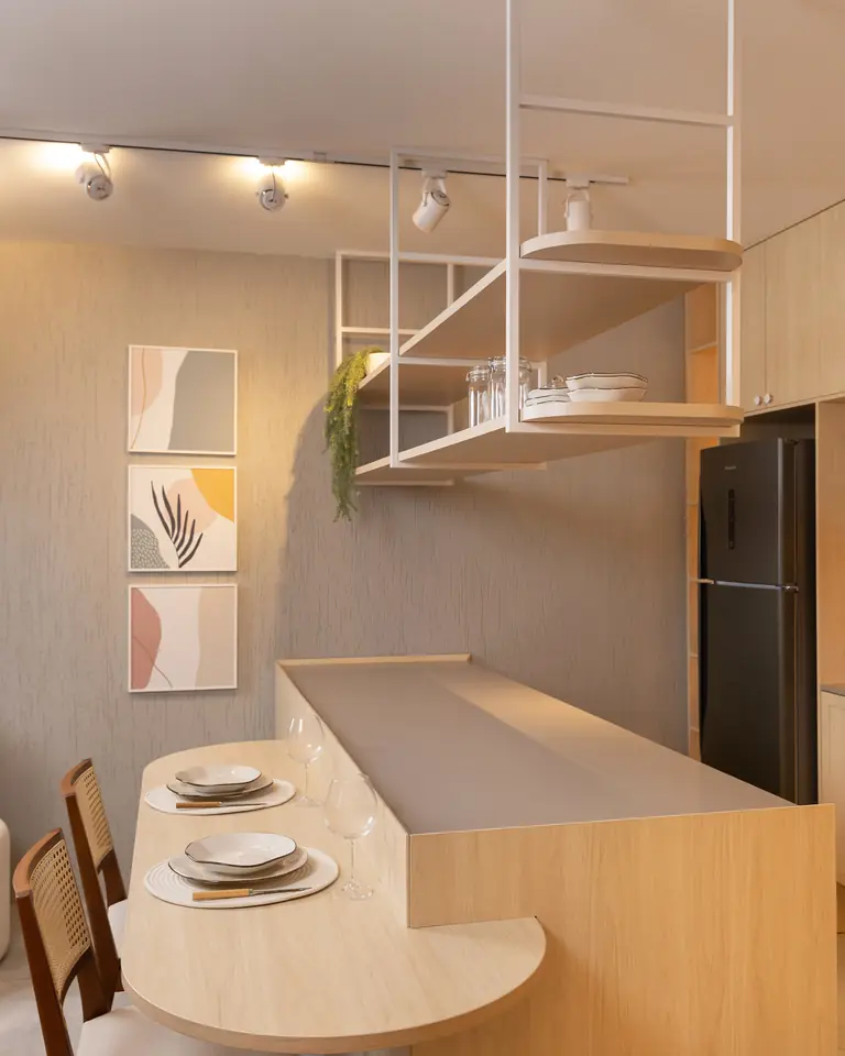 Cozinha planejada compacta para studio, com prateleiras suspensas