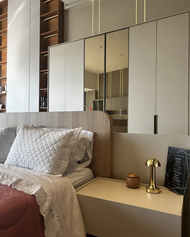 Guarda-roupa planejado com portas espelhadas em dormitório