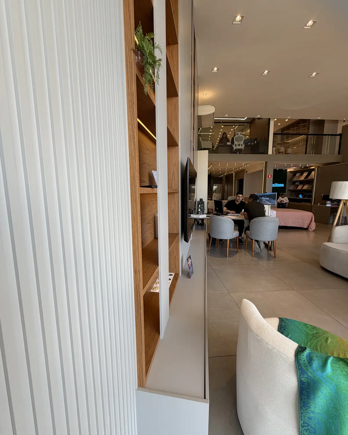 Cliente sendo atendido por um consultor no showroom da Raposo Prime