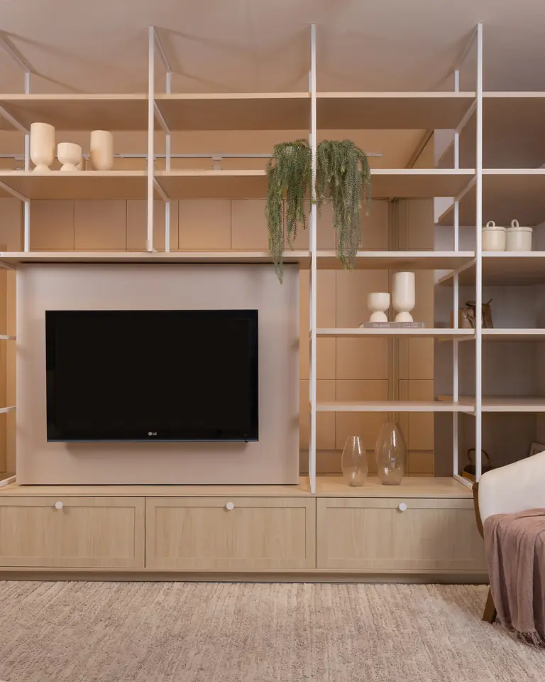Sala com estante planejada sob medida