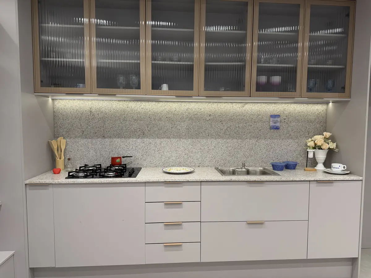 Cozinha planejada Italínea em tons claros, showroom Raposo Prime